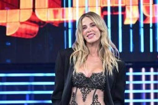 Alessia Marcuzzi contro il tabù della menopausa: "Mi vergognavo, mi sentivo meno donna e meno sexy"
