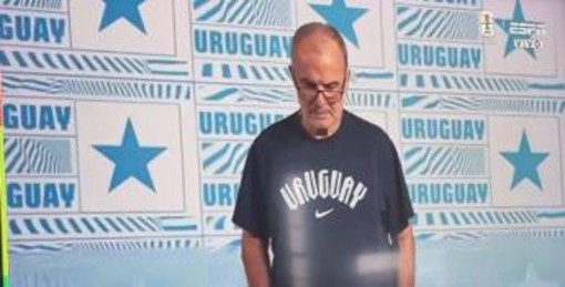 Uruguay, Bielsa protesta contro i 'nuovi' Mondiali Uruguay, Bielsa protesta contro i 'nuovi' Mondiali
