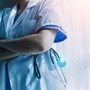 Infermiera va in pensione a 62 anni, ma non le basta: "Guadagno troppo poco"