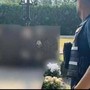 Treviglio, si accanisce contro lapide ex sindaco per una vicenda degli anni '60: denunciata 90enne