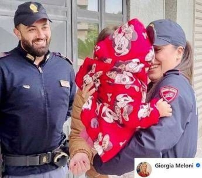 Poliziotti scortano papà che porta figlia in ospedale. Meloni: "Eroi!" Poliziotti scortano papà che porta figlia in ospedale. Meloni: "Eroi!"