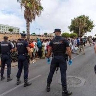Nuovi scontri a Ceuta tra migranti e polizia, agenti sparano in aria per disperdere folla Nuovi scontri a Ceuta tra migranti e polizia, agenti sparano in aria per disperdere folla