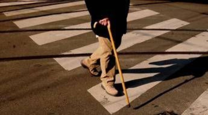 Il 20% degli over 65 cade almeno una volta l'anno, una scarpa intelligente può evitarlo