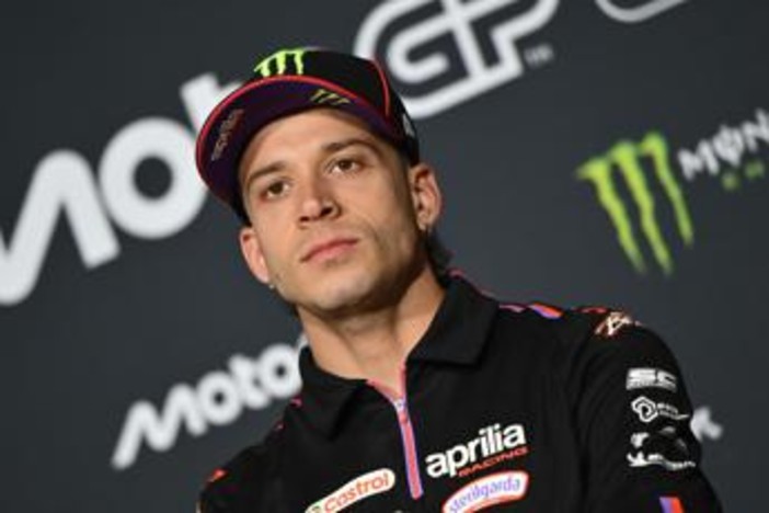 MotoGp, Bezzecchi si scusa: "Nessuna giustificazione". L'abbraccio con il marshall dopo la lite