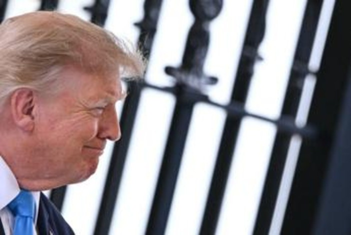 Iran, Trump sospende gli attacchi: "Ma si arrivi subito a un accordo"