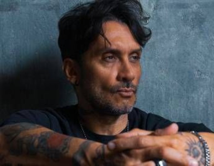 Fabrizio Moro: "Fare dischi? Un martirio. Oggi il sistema musicale vomita troppe canzoni" Fabrizio Moro: "Fare dischi? Un martirio. Oggi il sistema musicale vomita troppe canzoni"