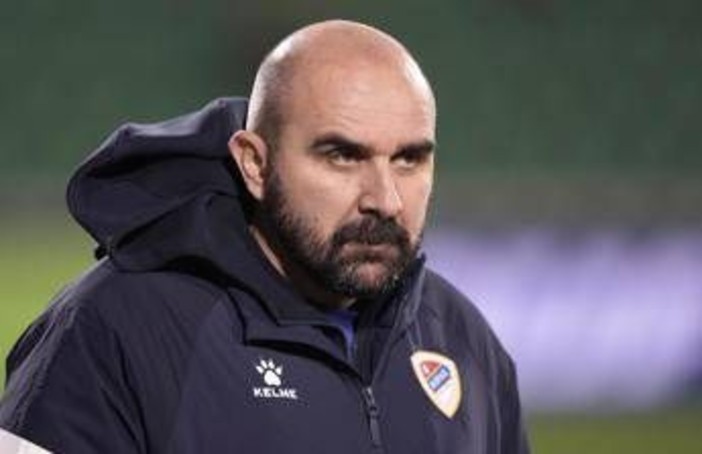 Dramma nel calcio serbo, allenatore muore durante una partita