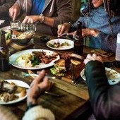 Dalla colomba alle uova, fino a 3.000 calorie a pranzo: i consigli dell'esperta dopo gli eccessi