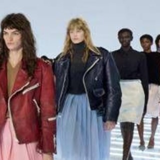 Prada, la gonna è un'ossessione e un invito alla contraddizione Prada, la gonna è un'ossessione e un invito alla contraddizione