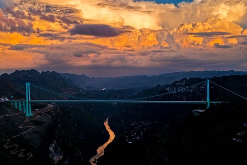 Cina, il ponte del Grand Canyon di Huajiang entra nel Guiness dei primati