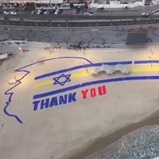 Trump arriva in Israele, un enorme 'grazie' sulla spiaggia: il messaggio speciale Trump arriva in Israele, un enorme 'grazie' sulla spiaggia: il messaggio speciale
