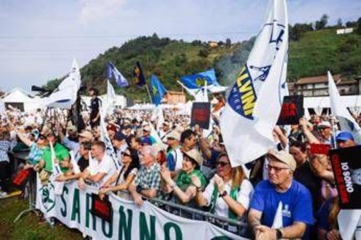 Salvini accende Pontida: &quot;Mai i nostri figli a morire in Ucraina. Flat tax sia per tutti&quot;