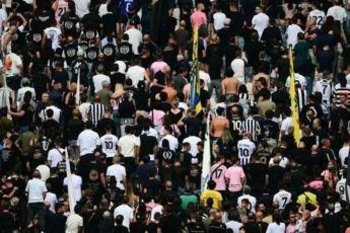 Spalle al campo durante 1' di silenzio per Mazzola, Juve multata di 10.000 euro