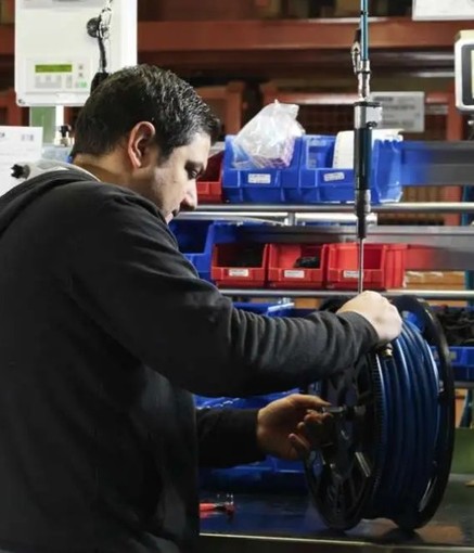 Lavorare in sicurezza: gestione e manutenzione dei cavi nei settori tecnici e artigianali